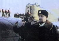 1999年8月“庫(kù)爾斯克”號(hào)參加演習(xí)時(shí),艇長(zhǎng)拉金向全體官兵敬禮